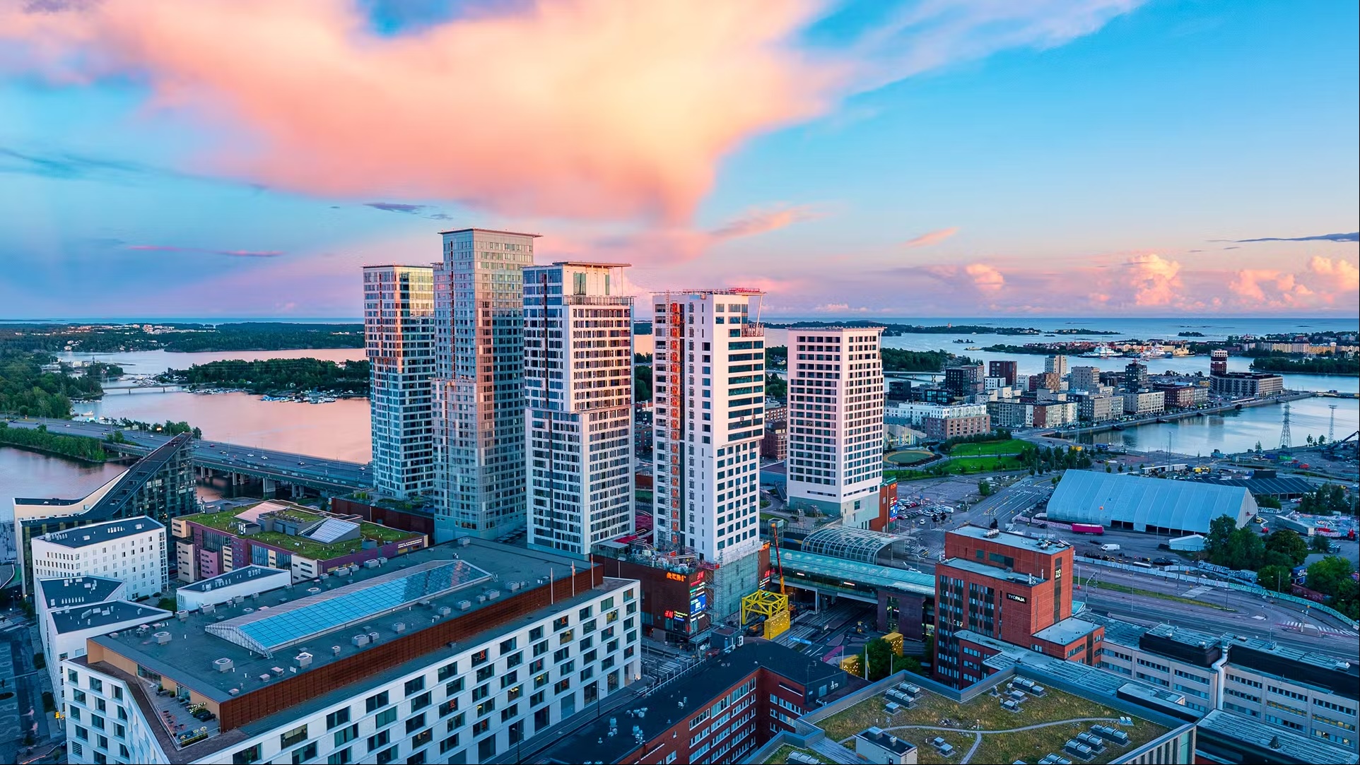 Päivänäkymä Horisontin Huippu kokous- ja tapahtumatilan taloista.